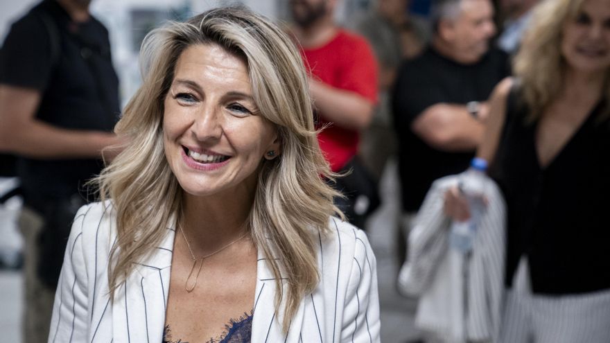 La vicepresidenta segunda y líder de Sumar, Yolanda Díaz, durante su visita a la ciudad, en la plaza de los Abuelos, a 3 de junio de 2024, en Alcorcón, Madrid (España).