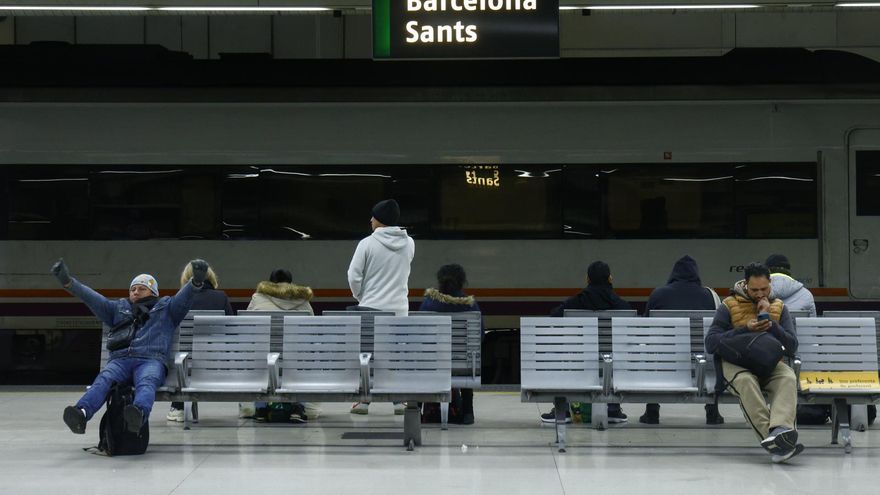 Rodalies arranca la jornada con líneas cortadas y autobuses para suplir la falta de trenes en algunos tramos