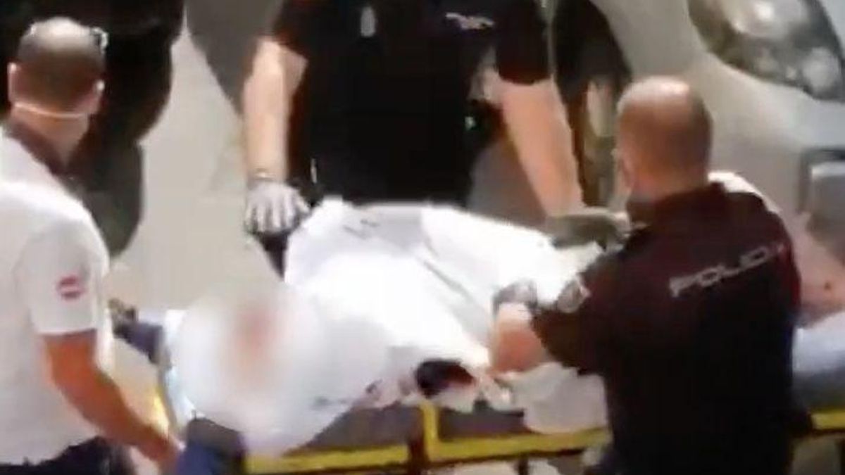 La mujer agredida en La Isleta, en el momento de su traslado al hospital