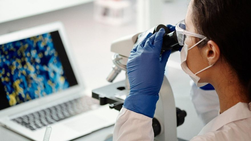 Los machismos que aguanté como científica: "¿Te deja tu novio hacer las prácticas fuera?"