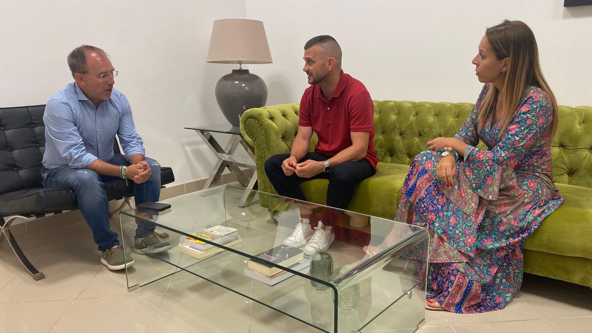 Sergio Rodríguez,  presidente del Cabildo de La Palma; Eloy Martín alcalde de El Paso, y Ángeles Fernández, consejera insular de Acción Social.