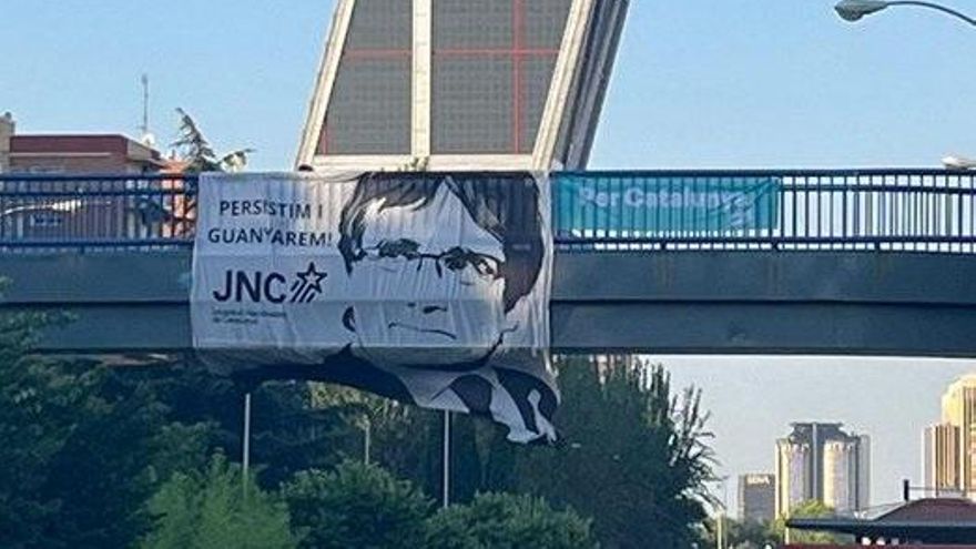 Imagen de la pancarta de JNC apoyando a Puigdemont
