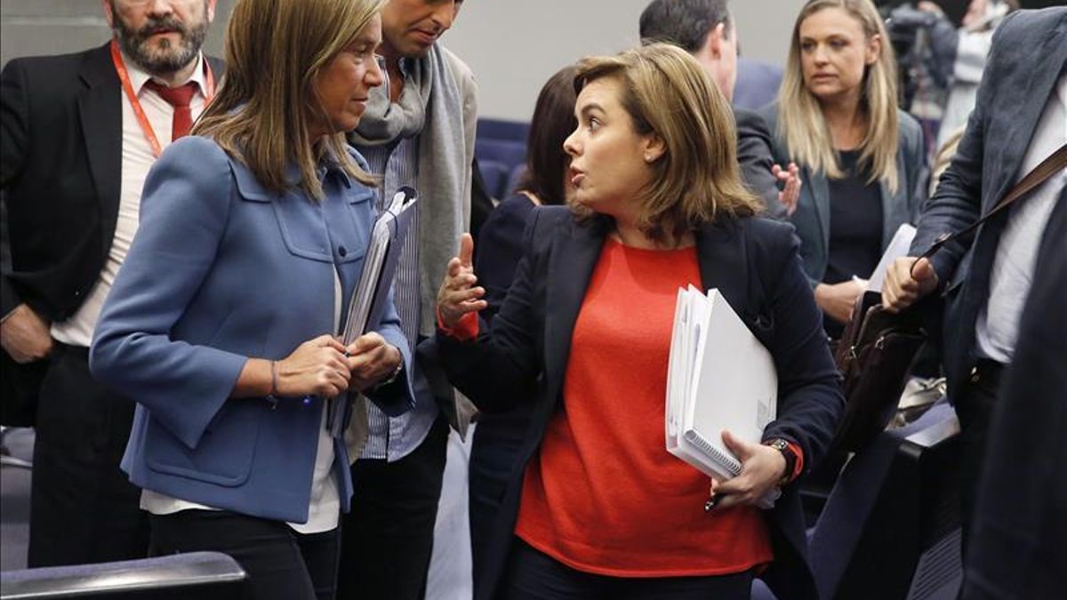 Sáenz de Santamaría, junto a la ministra de Sanidad, Ana Mato.