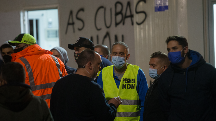 Empleados de Alcoa durante la manifestación convocada frente a la fábrica contra el ERE ejecutado de 524 trabajadores, en San Cibrao, A Mariña, Lugo, Galicia (España), a 9 de octubre de 2020. La concentración se debe al despido colectivo ejecutado por par