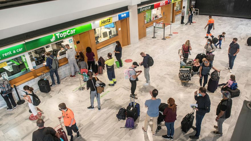 Los ayuntamientos del sur de Tenerife exigen test a los turistas en los aeropuertos