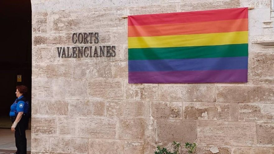 Las Corts Valencianes han instalado en la fachada del Palau dels Borja la bandera LGTBI para conmemorar el Orgullo, a tres días de que el próximo lunes se celebre el pleno de constitución de la XI Legislatura.