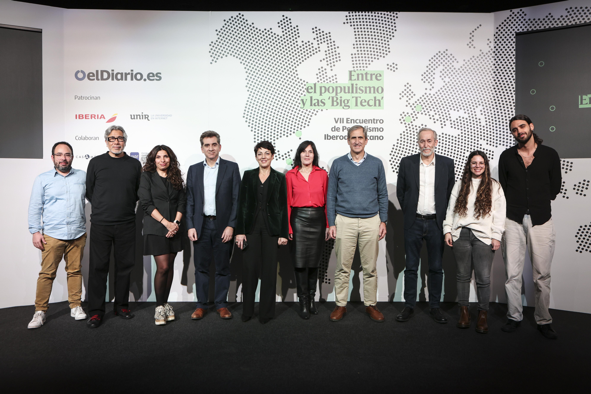 Foto de familia del VII Encuentro de Periodismo Iberoamericano, celebrado en Casa de América