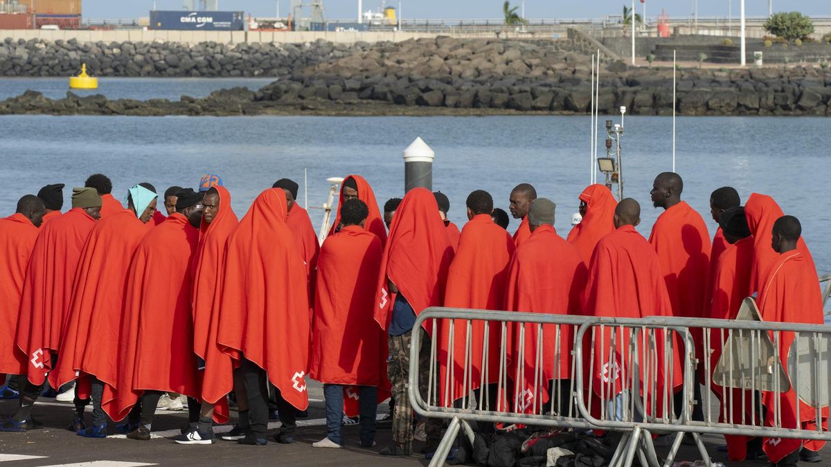 57 migrantes subsaharianos desembarcan en Arrecife (Lanzarote) después de ser localizados a diez kilómetros de la costa, y ser rescatados por Salvamento Marítimo este viernes.