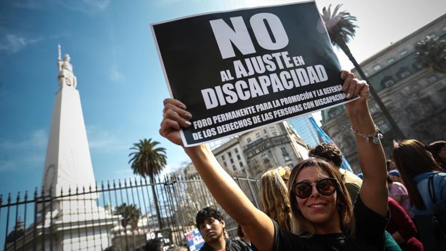 Organizaciones que prestan atención a personas con discapacidad se movilizan junto a familiares este martes para pedir soluciones ante la vulnerabilidad de los derechos de los discapacitados y la crisis económica que atraviesan, en la Plaza de Mayo en Buenos Aires (Argentina).