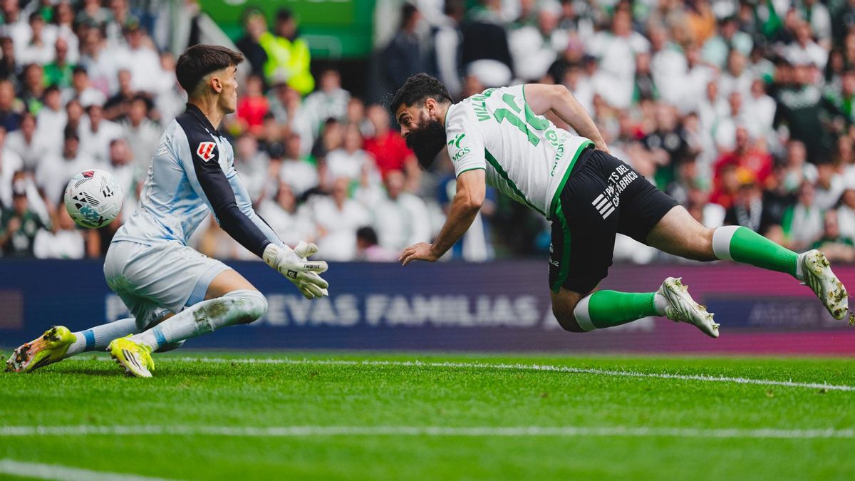 Asier Villalibre marca un gol en El Sardinero en el partido del Racing contra el Huesca.