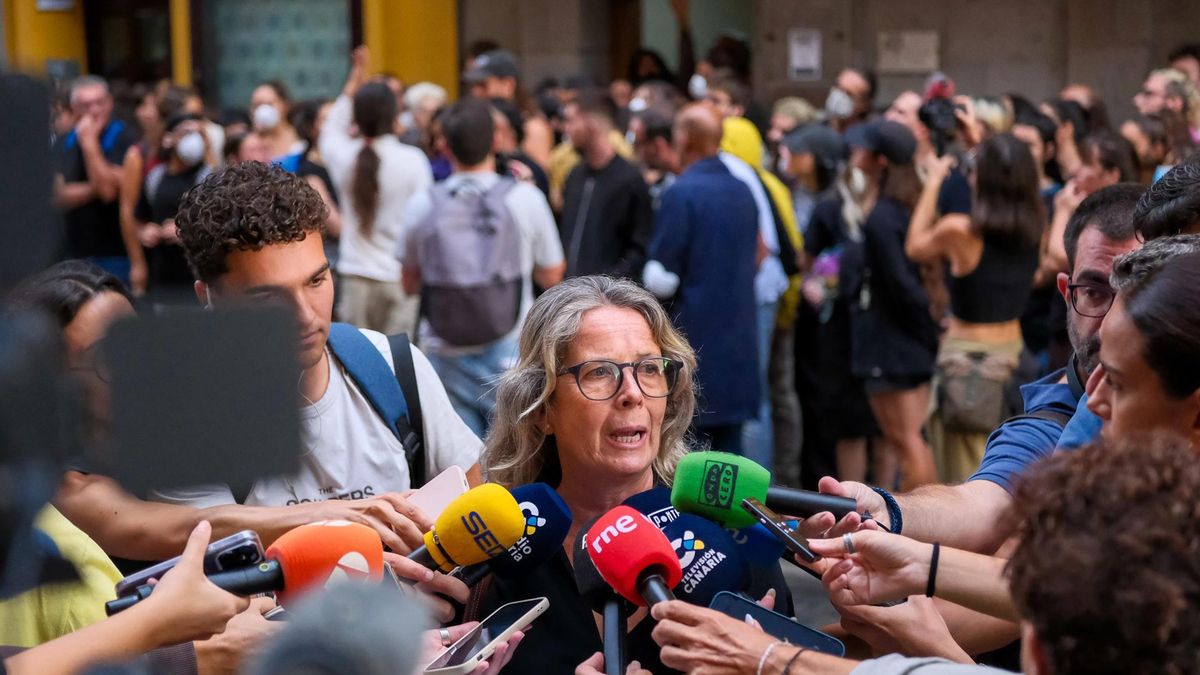 La abogada de la plataforma ciudadana Derecho al Techo, Isabel Saaverdra, informa de que el desahucio se suspende. EFE/Ángel Medina G.