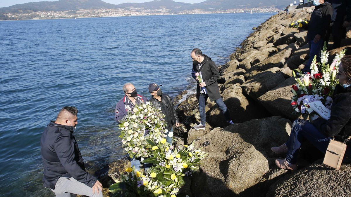 Varias personas preparan flores para lanzarlas al mar en recuerdo a los tripulantes del pesquero gallego hundido en Terranova, a 19 de febrero de 2022, en Vigo, Galicia (España). El 'Villa de Pitanxo' naufragó de madrugada el pasado 15 de febrero frente a