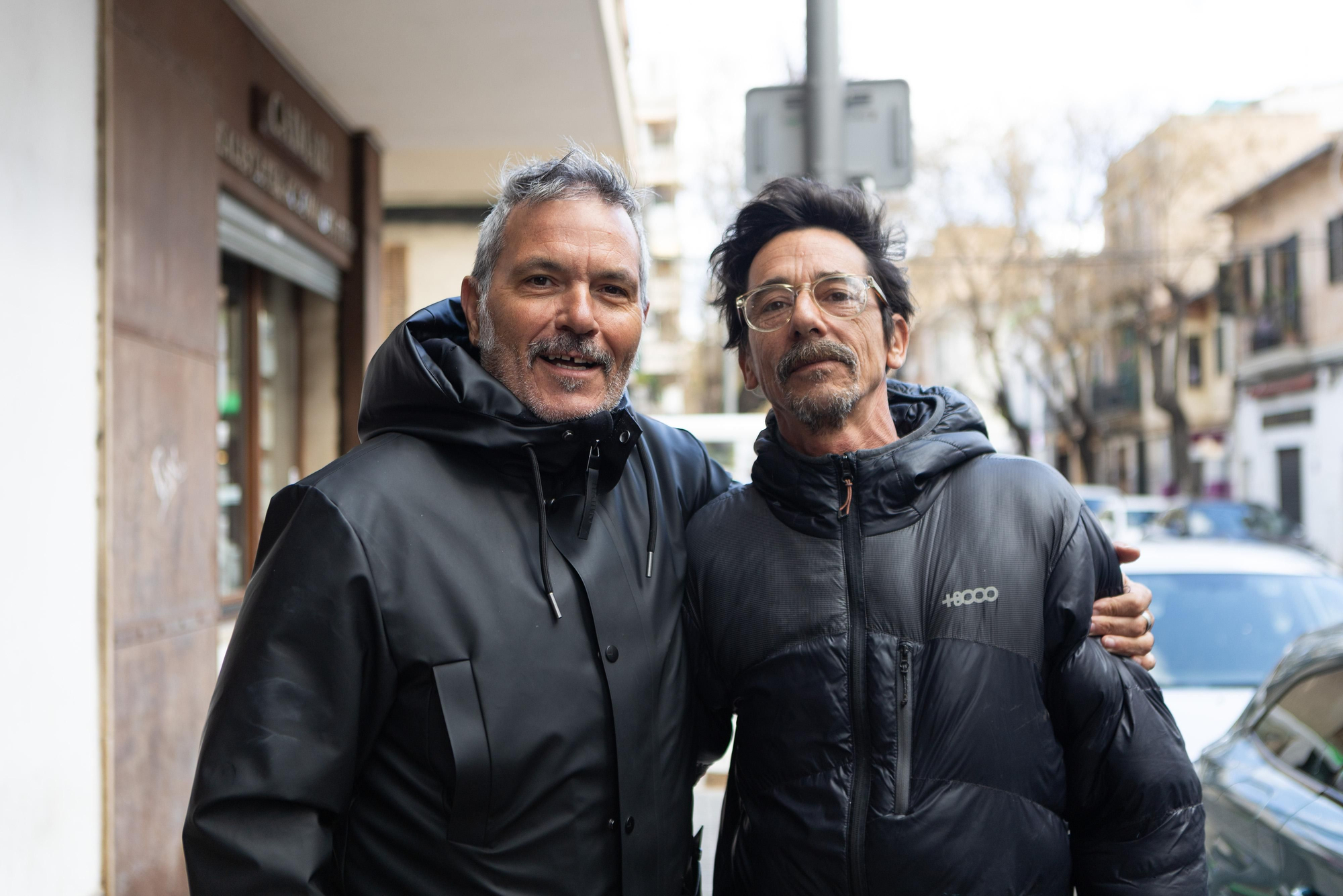 Francisco y Gustavo, sobre la transformación del barrio: "Cada vez hay menos residentes, porque los pisos están vacíos o comprados para uso vacacional"