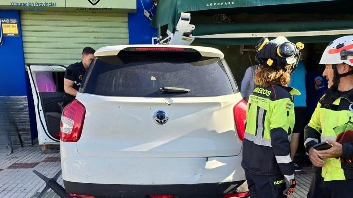 Estado en el que quedó el vehículo tras empotrarse contra el local.