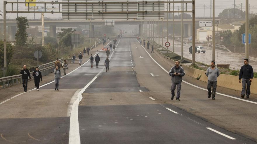 Multiples personas transitan por la CV-36 entre Valencia y Paiporta cuando el tráfico se encuentra cortado en gran parte de las carreteras de la provincia.