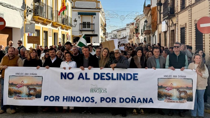 A demonstration last weekend in Hinojos against border demarcation, with several PP leaders in the front row behind the banner.