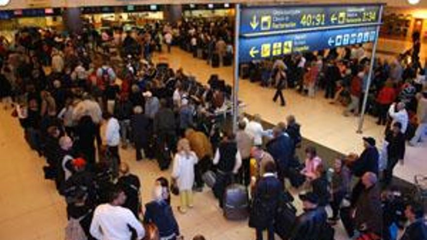 El Cabildo de Gran Canaria exige a Aena "acciones inmediatas" para evitar aglomeraciones en el aeropuerto