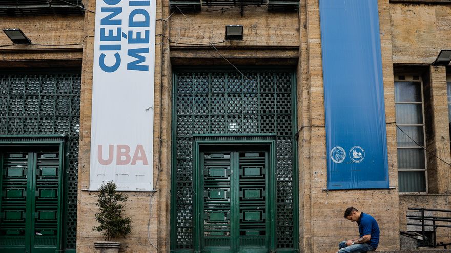 Universitarios hacen huelga en protesta al veto de Milei a ley de financiamiento al sector