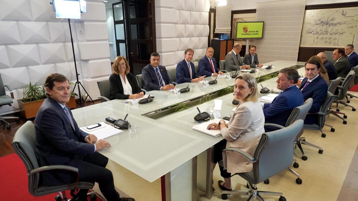 Junta y diputaciones pactan priorizar ahora "anillos de seguridad" para que no se quemen los pueblos, algo proyectado en 2013