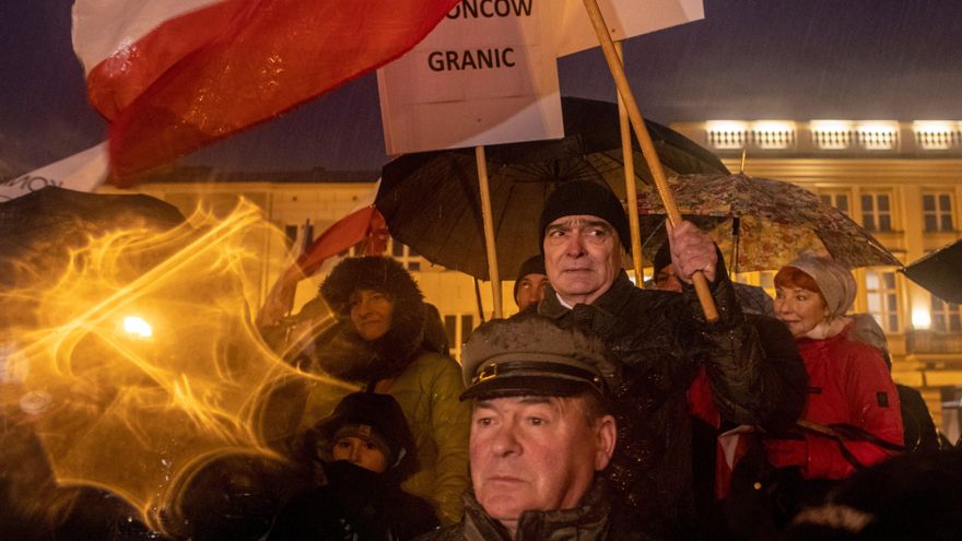 Ultranacionalistas polacos protestan contra inmigrantes y loan al Ejército