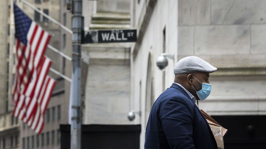 Al término de la sesión en la Bolsa de Nueva York, el Dow Jones subió 70,04 puntos, hasta las 30.199,87 unidades, mientras que el selectivo S&P 500 progresó un 0,35 % o 13,05 unidades, hasta los 3.703,06 enteros. EFE/Justin Lane/Archivo