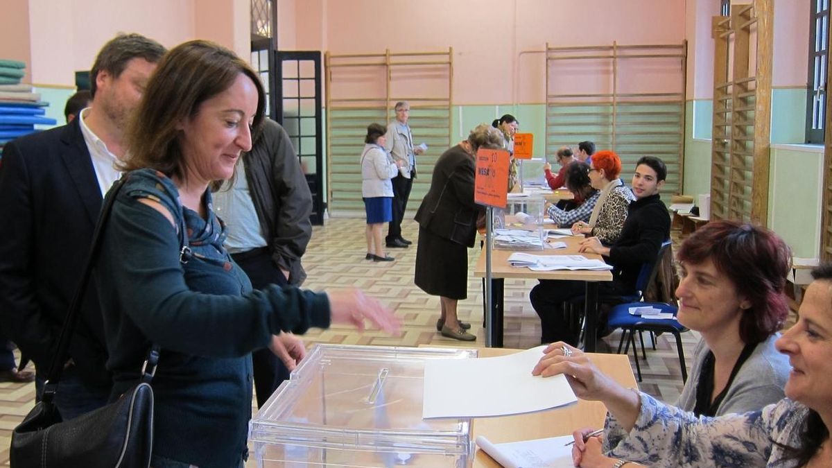 Labordeta (CHA) advierte de problemas por la falta de papeletas de su formación en algunos colegios