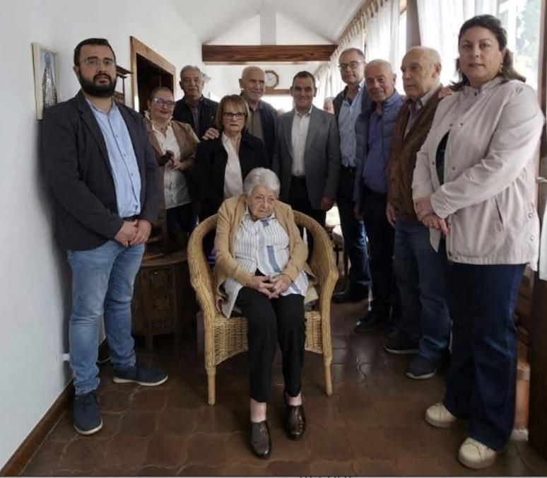 Doña Myriam, pregunta y responde con lucidez y tino envidiables. Foto: Concejalía de Cultura de Villa de Mazo.