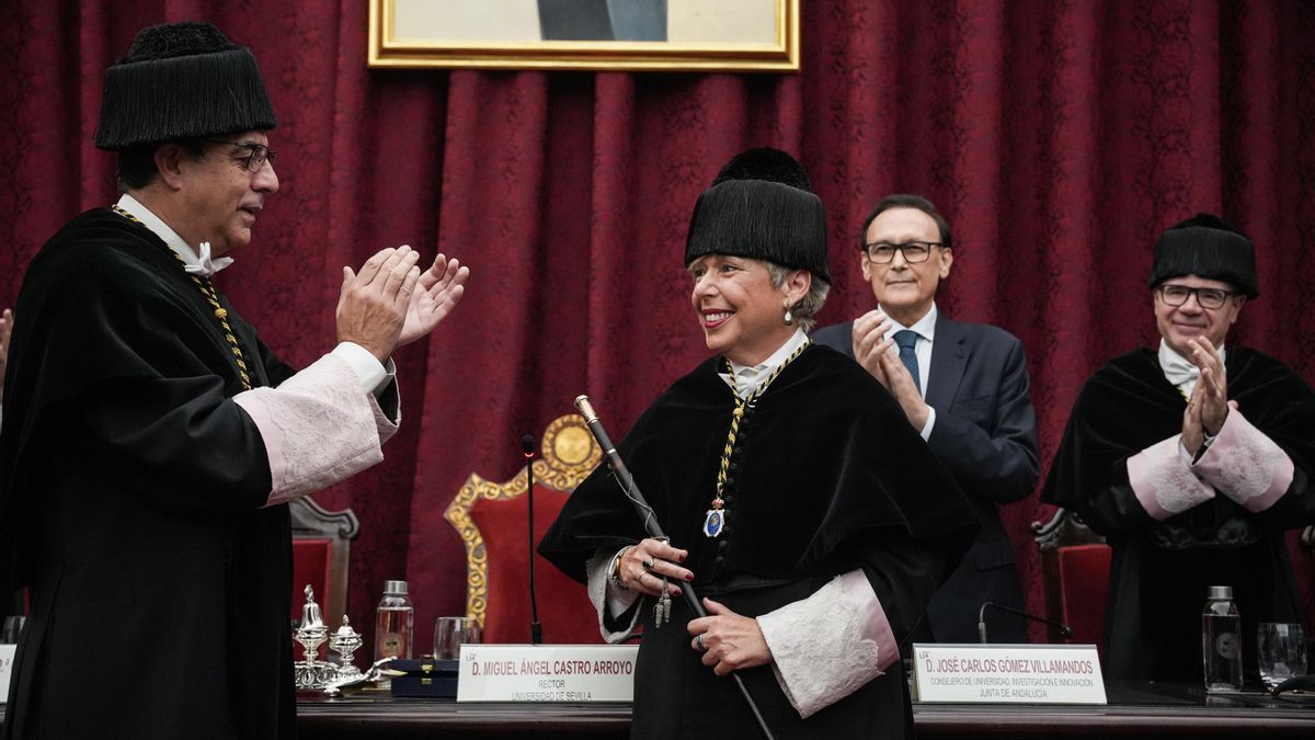 El exrector de la US, Miguel Ángel Castro entrega la vara de mando a su sucesora en el cargo, Carmen Vargas