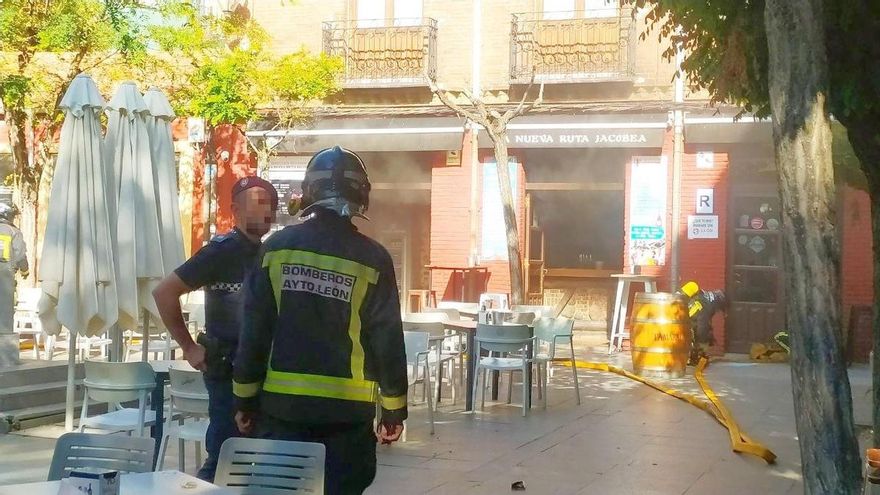 Bomberos y policía local en la intervención por incendio en el Casco Histórico de León.
