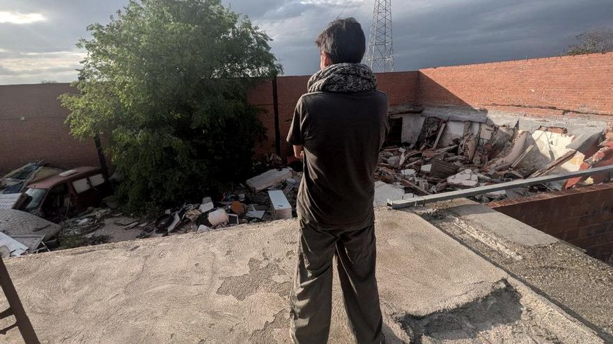 Resistir en la Cañada Real, hogar del eterno apagón: “Cuando al resto se les fue la luz, me buscaron. Ya sabía qué hacer”