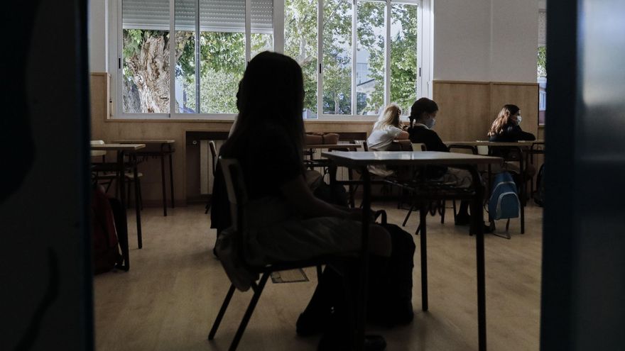 Niños en un aula, foto de recurso