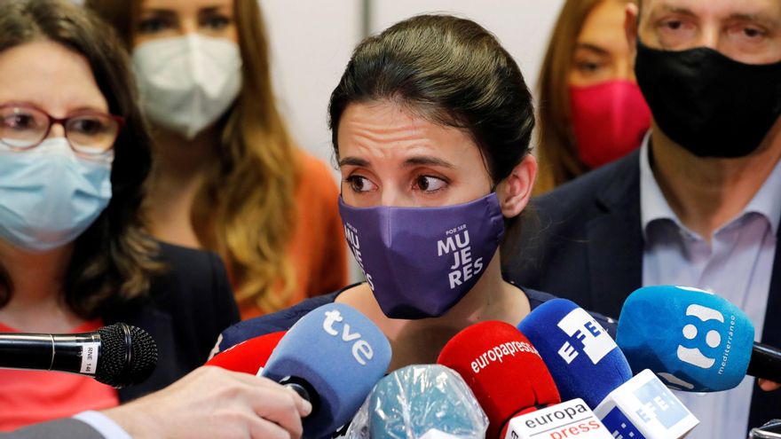 La ministra de Igualdad, Irene Montero, atiende a los medios junto a la vicepresidenta del Consell, Mónica Oltra (i), y el vicepresidente tercero y conseller de Vivienda, Rubén Martínez Dalmau, durante su visita al Centro Mujer 24 horas. EFE/Ana Escobar