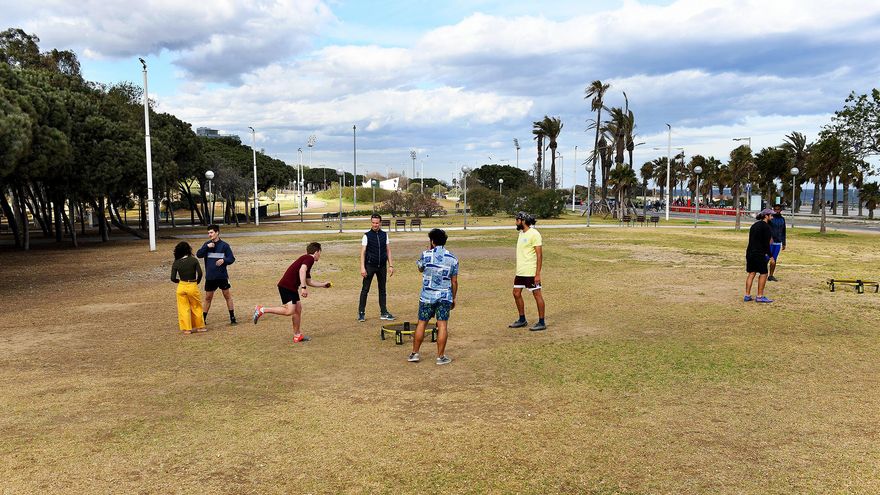 El dilema del césped, amenazado por las sequías y a la vez apreciado para 'refrescar' las ciudades