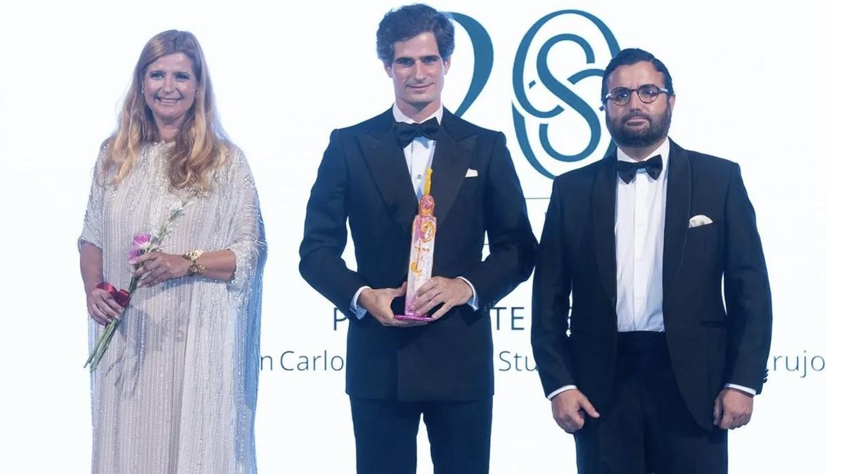 El secretario general de Desregulación de la Junta de Andalucía y miembro de Vox, Juan Antonio Aguado (a la derecha), entregó uno de los premios Escaparate en la gala.