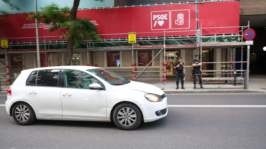 Dos agentes de la Policía Nacional delante de la sede nacional del PSOE en Ferraz, a 27 de mayo de 2026, en Madrid (España).