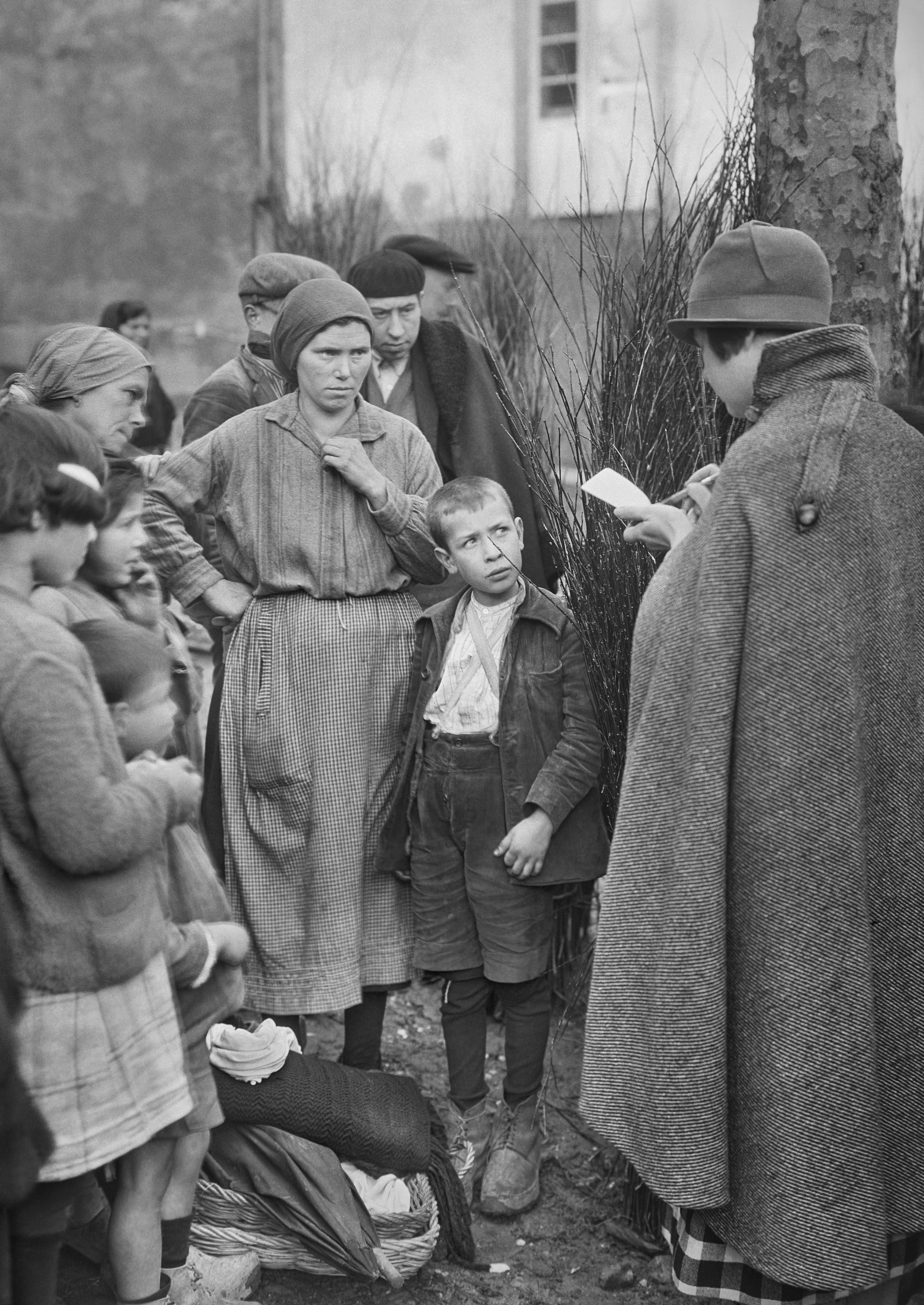 Ruth Anderson, de espaldas, entrevista a varios vecinos en una de las paradas de su expedición de 1926