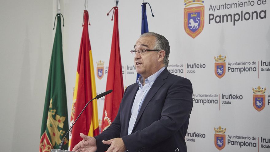 El alcalde de Pamplona, Enrique Maya, ofrece una rueda de prensa el día en el que de celebrarse hubieran comenzado los Sanfermines 2020, en Pamplona, Navarra (España), a 6 de julio de 2020. Maya ha vuelto a enviar un mensaje de "prudencia" a la ciudadanía