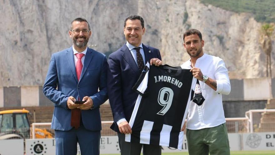 Juan Franco junto a Moreno Bonilla con su camiseta de La Balona fuente Real Balompédica Linense