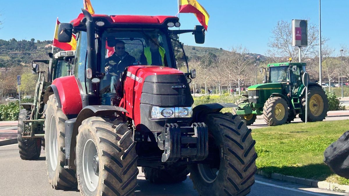 Tractores llegado al barrio de Santa Teresa