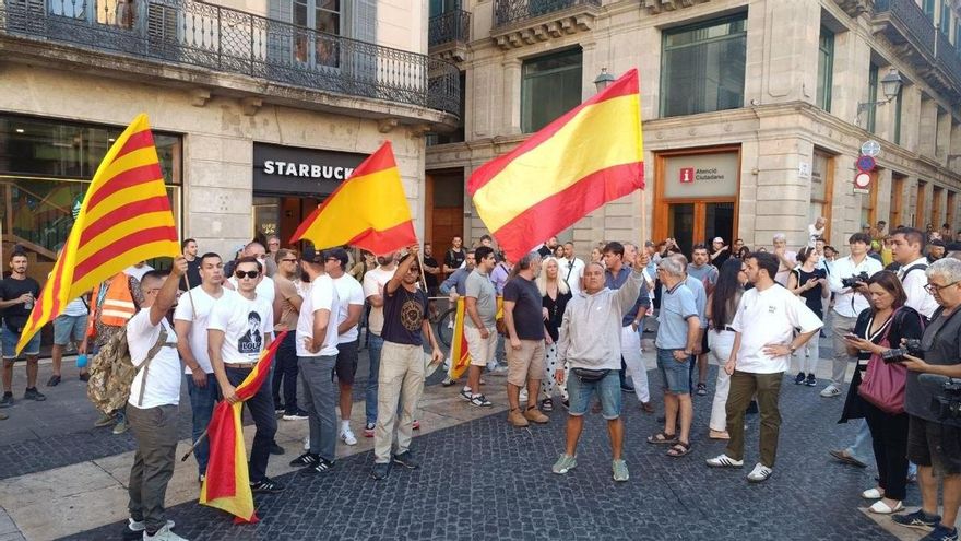 La concentración ultra de Save Europe Act pincha en Barcelona con apenas unas decenas de personas concentradas