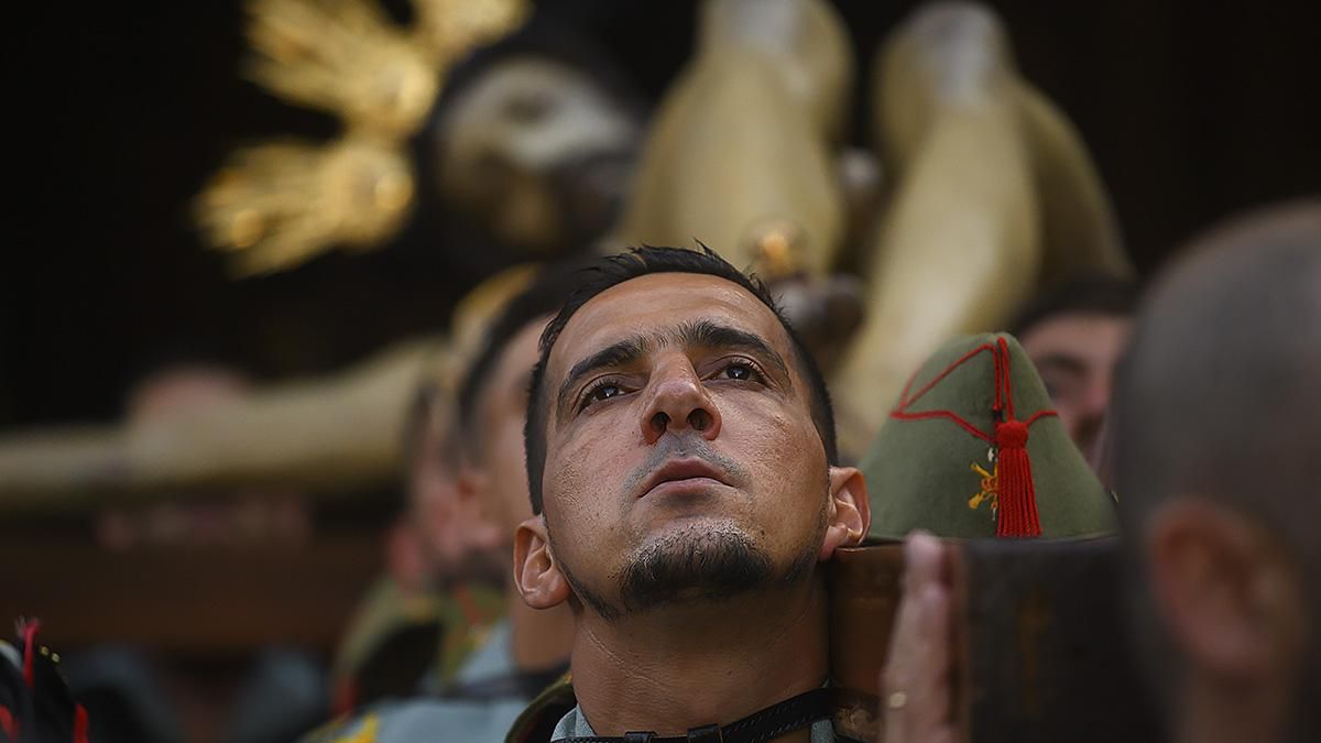 La Legión acompaña al Vía Crucis de la Caridad