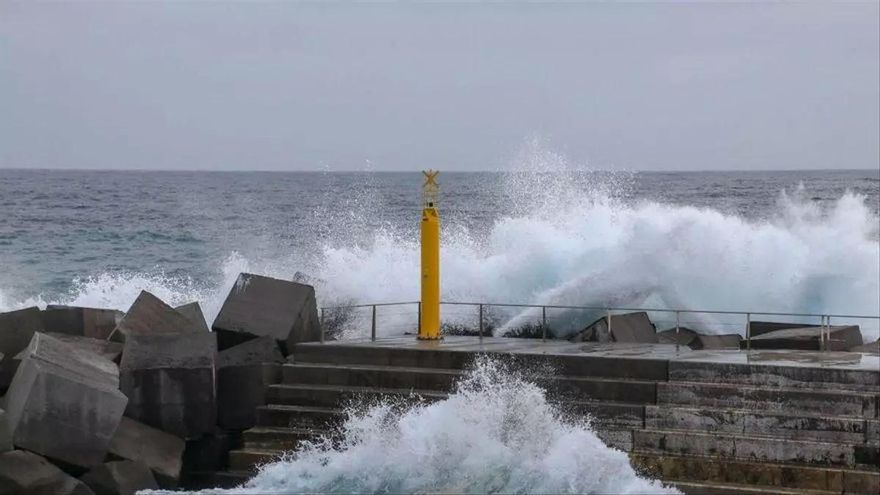 El Gobierno canario pide no bañarse en las playas ni pasear por la costa ante la alerta por oleaje