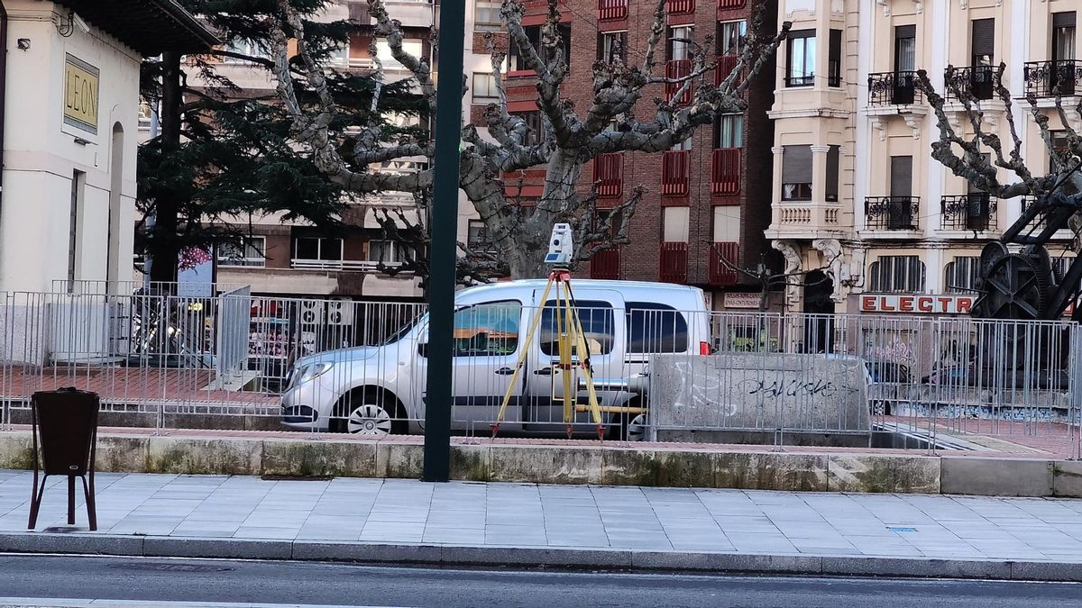 Un teodolito, aparato de medición topográfica en la Estación de Feve de Matallana en León.