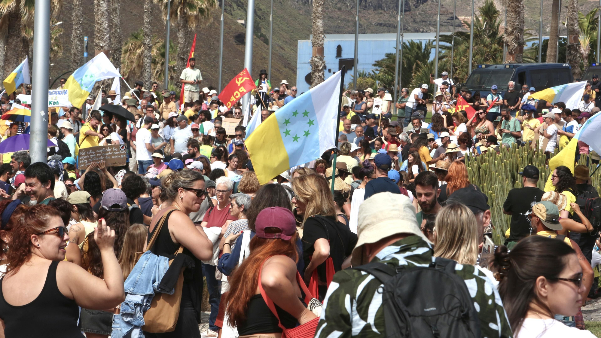Manifestación en Gran Canaria bajo el lema 'Canarias tiene un límite'