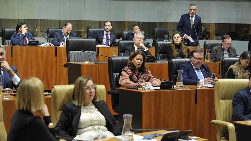 Las condiciones de Vox para aprobar los presupuestos en Extremadura: volver al Gobierno y deportación de migrantes