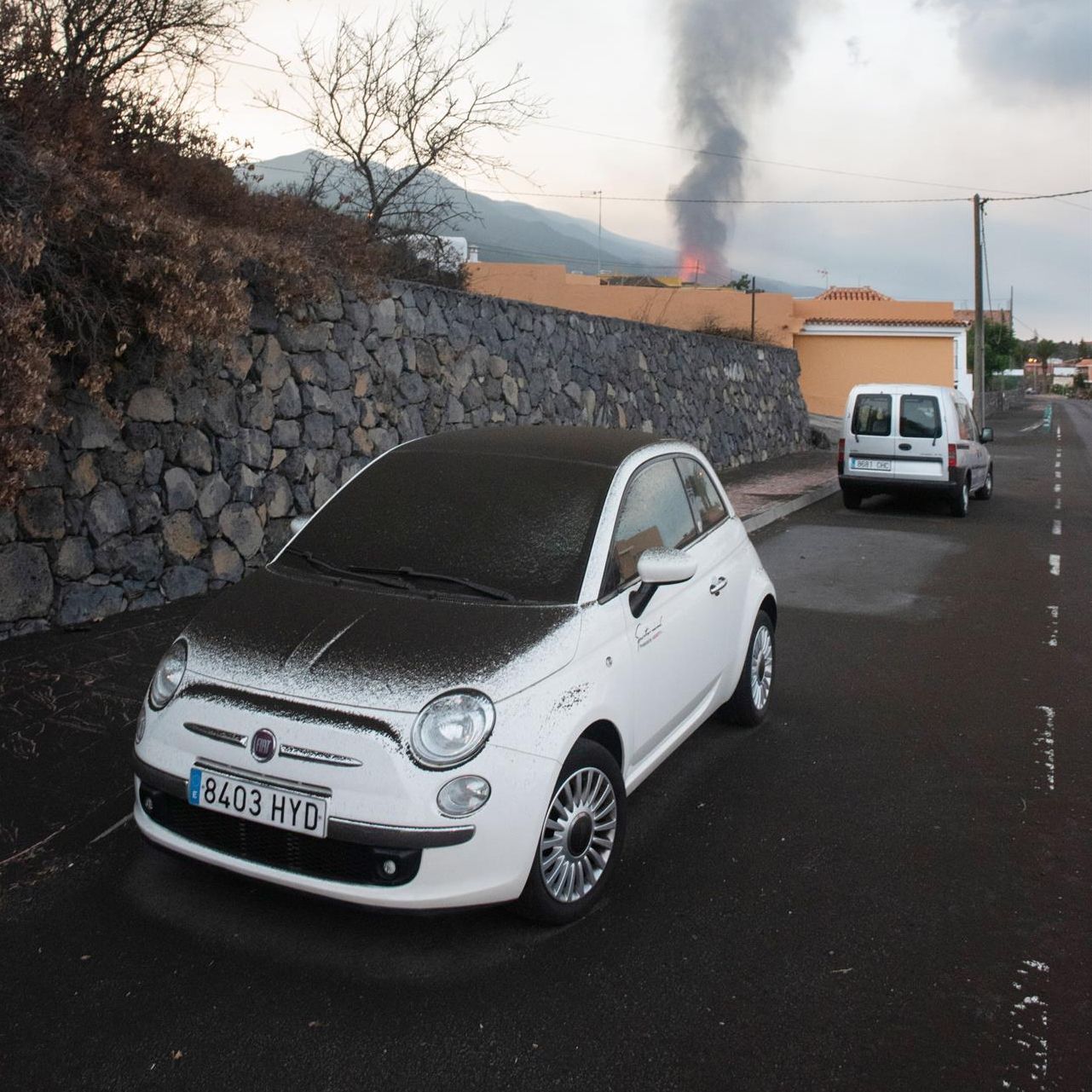 Ceniza sobre un coche en La Palma