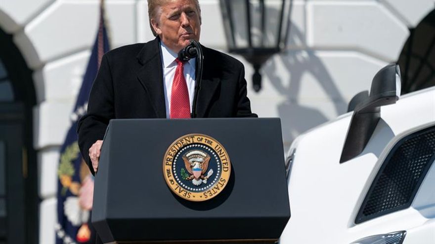 US President Donald J. Trump makes remarks celebrating America's Truckers at the White House, in Washington, DC, USA, 16 April 2020. (Estados Unidos) EFE/EPA/Chris Kleponis