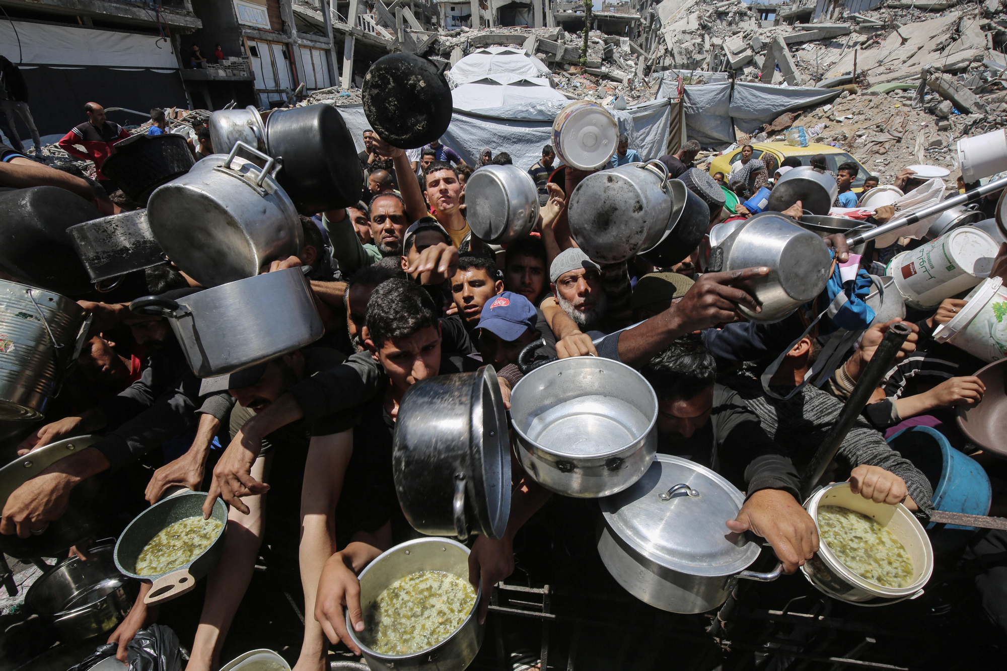 Reparto de comida por una organización benéfica en Beit Lahia, Gaza, el 8 de mayo.