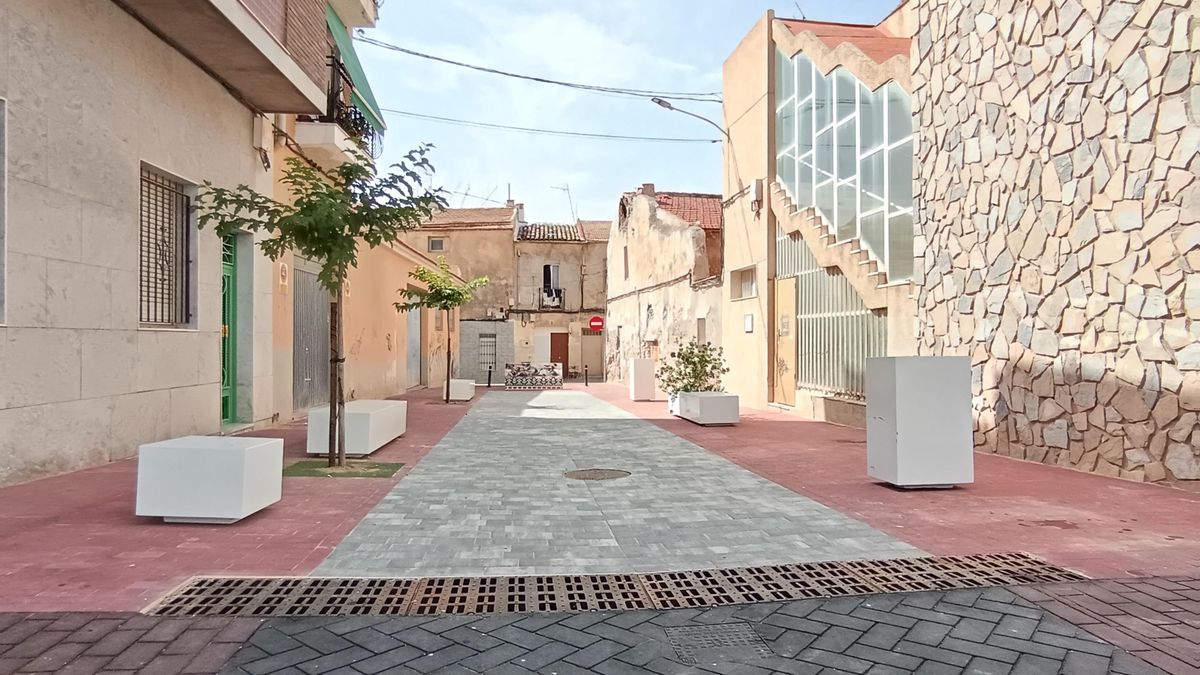 Un dels carrers del centre de Novelda remodelats en l'actuació.