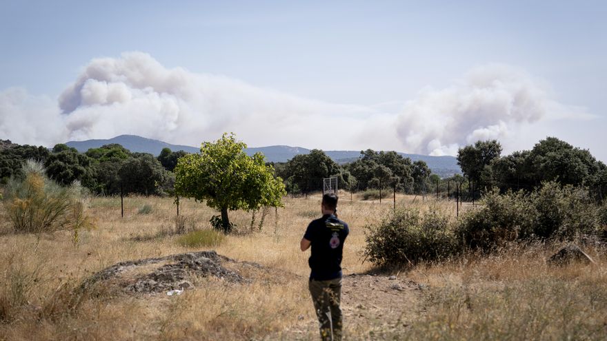 Humo de incendio forestal, a 2 de julio de 2026, en Chapinería, Madrid (España).